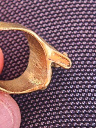 Anillo antiguo dorado con figura