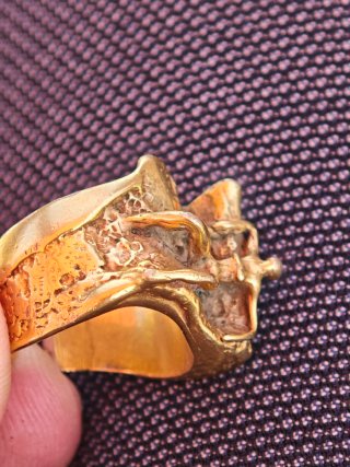 Anillo antiguo dorado con figura