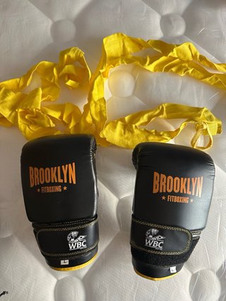 Saco de boxeo Everlast con soporte y guantes
