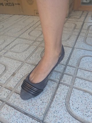 Zapatos grises ante mujer