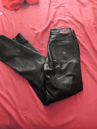 Pantalón de cuero negro