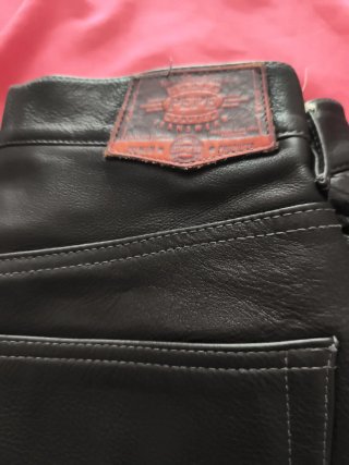 Pantalón de cuero negro