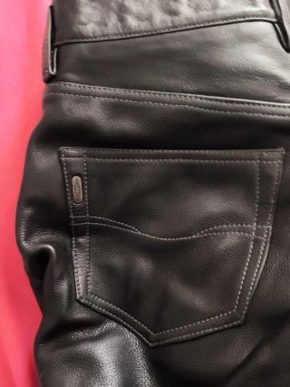 Pantalón de cuero negro