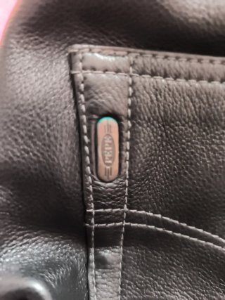 Pantalón de cuero negro