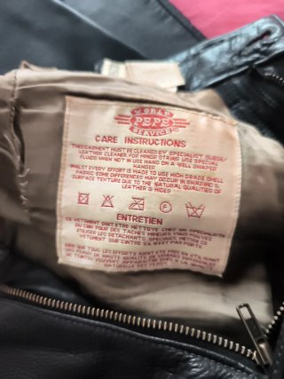 Pantalón de cuero negro