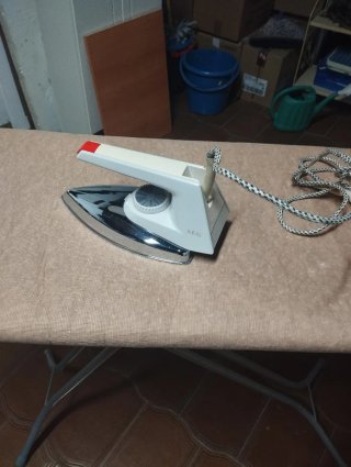 Tabla de planchar y plancha AEG