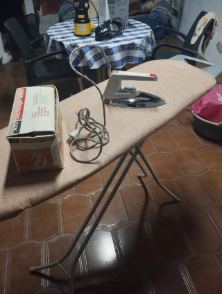 Tabla de planchar y plancha AEG