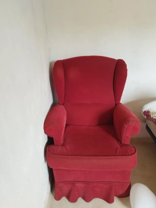 2 Sillón orejero rojo de terciopelo