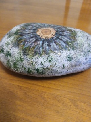 Piedra decorada Eguzkilore
