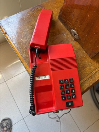 Teléfono antiguo rojo