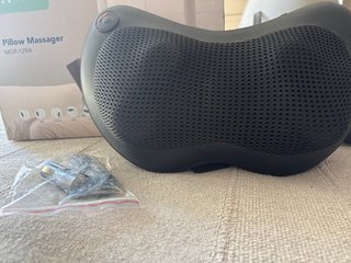 Almohada de masaje con calor xa cargar en el coche