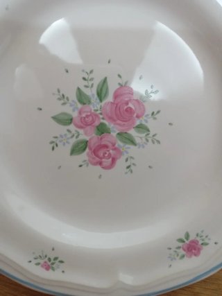 Vajilla flores rosas y filo azul