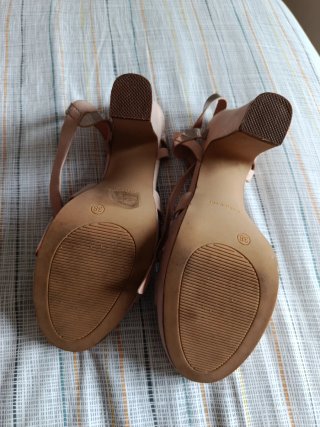 Sandalias tacón rosa polvo y oro