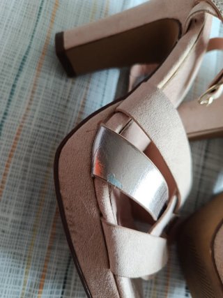 Sandalias tacón rosa polvo y oro