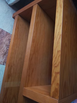Estantería de madera marrón
