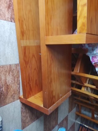 Estantería de madera marrón