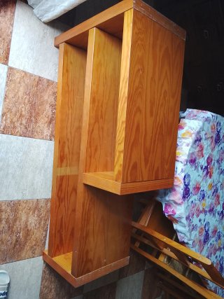 Estantería de madera marrón