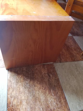 Estantería de madera marrón