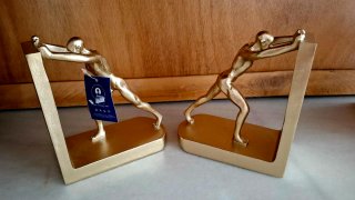 Coppia di supporti per libri uomo che spinge