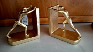 Coppia di supporti per libri uomo che spinge