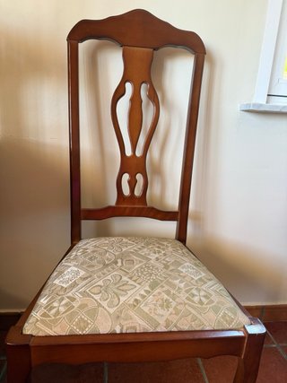 Mesa ovalada de madera con detalles dorados