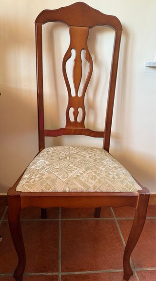 Mesa ovalada de madera con detalles dorados