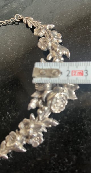 Gargantilla de plata con flores diseño artesanal