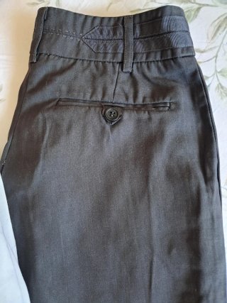 Pantalones gris oscuro y gris turquesa