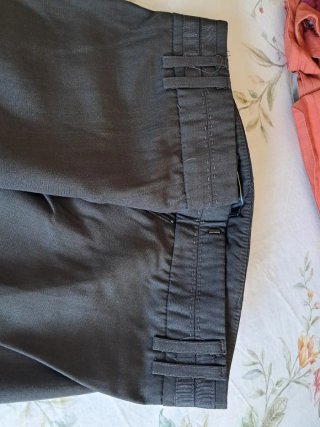 Pantalones gris oscuro y gris turquesa