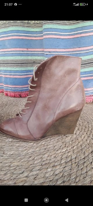 Botines de piel marrones con cordones