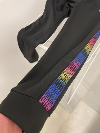 Pantalón chándal SikSilk negro con rayas arcoíris