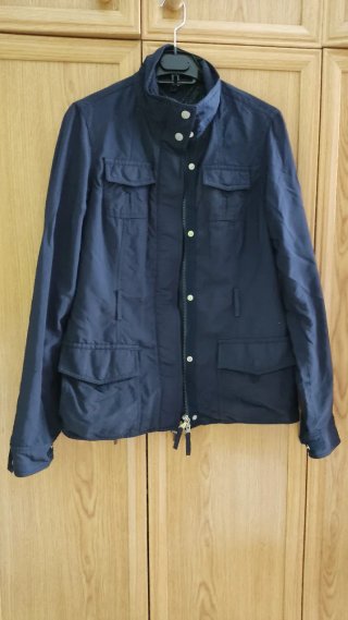 Chaqueta azul con bolsillos