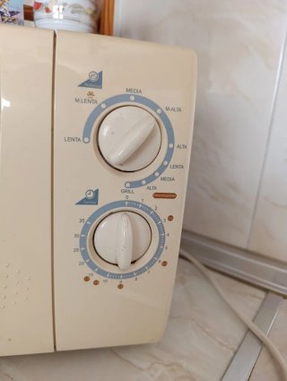 Microondas blanco y beige