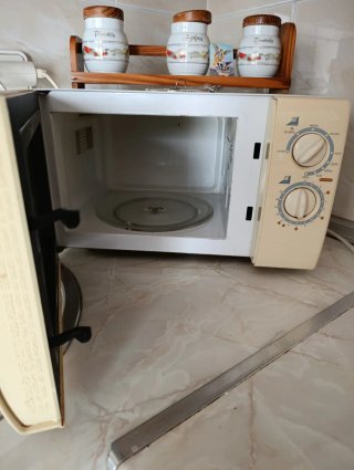 Microondas blanco y beige