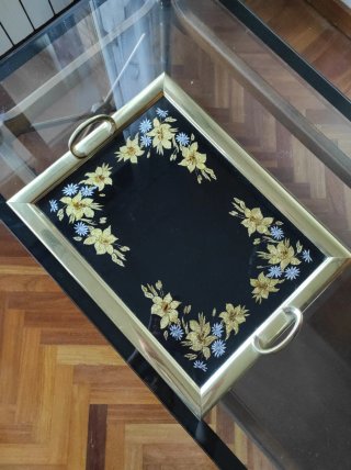 Bandeja decorativa dorada y negra