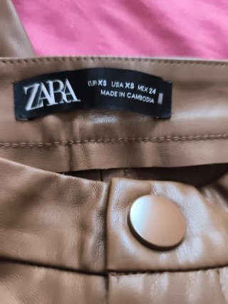 Pantalones Zara efecto piel marrones