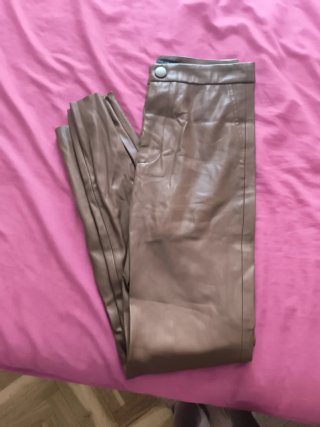 Pantalones Zara efecto piel marrones