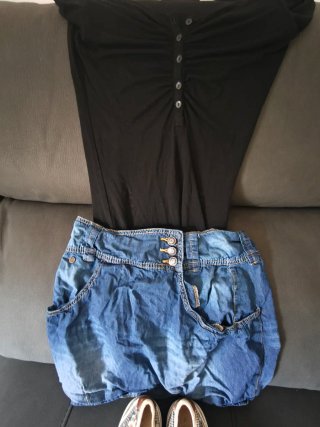 Conjunto Top Negro y falda Vaquera y zapatillas