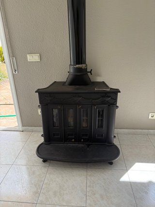 Estufa de leña negra