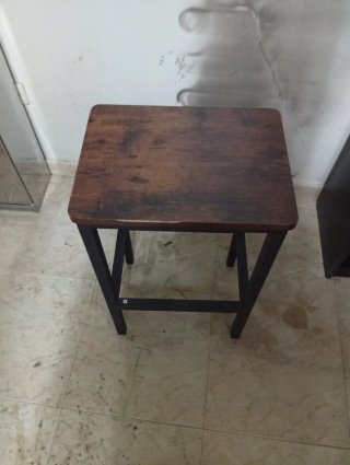 32 Sillas y 12 Mesas (60x60 y 100x40)