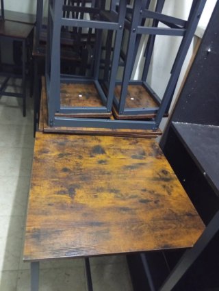 32 Sillas y 12 Mesas (60x60 y 100x40)