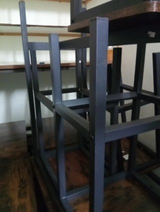 32 Sillas y 12 Mesas (60x60 y 100x40)