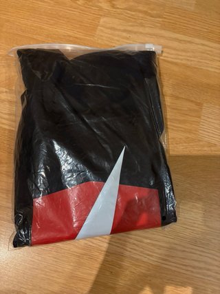 Camiseta unisex negra con rayo rojo