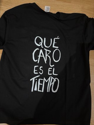 Camiseta unisex negra con rayo rojo