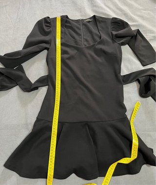 Minivestido negro entallado