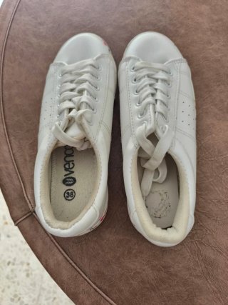 Zapatillas blancas con estampado floral