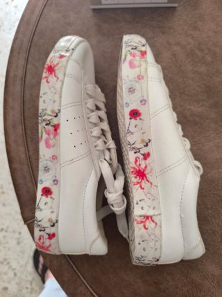 Zapatillas blancas con estampado floral