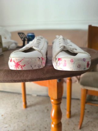 Zapatillas blancas con estampado floral