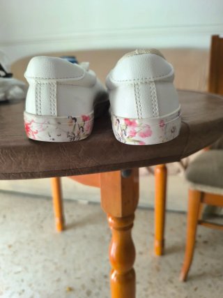 Zapatillas blancas con estampado floral