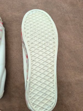 Zapatillas blancas con estampado floral